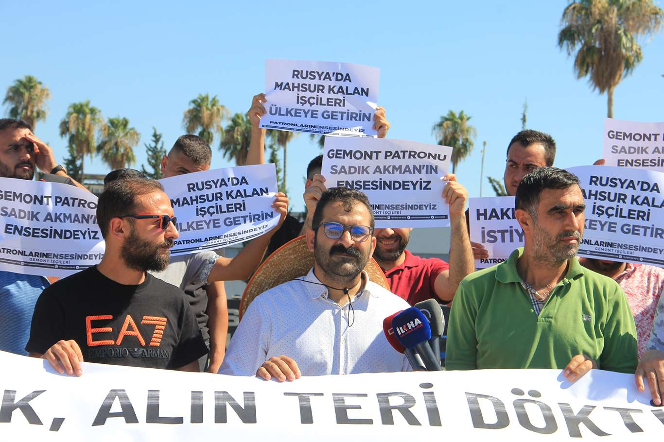 Adana'da, mağdur olduklarını iddia eden işçiler basın açıklaması yaptı Adana'da, mağdur olduklarını iddia eden işçiler basın açıklaması yaptı